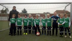 Das Jugendkonzept der SG Coesfeld 06 macht sich bezahlt. Früh übten die G I Kicker den Umgang mit dem runden Spielgerät in der Ballgruppe von Birgit Störzer. Bei Frank Funke (ganz links) lernen sie jetzt das Ein mal eins des Fußballs und blieben in der Findungsrunde ungeschlagen